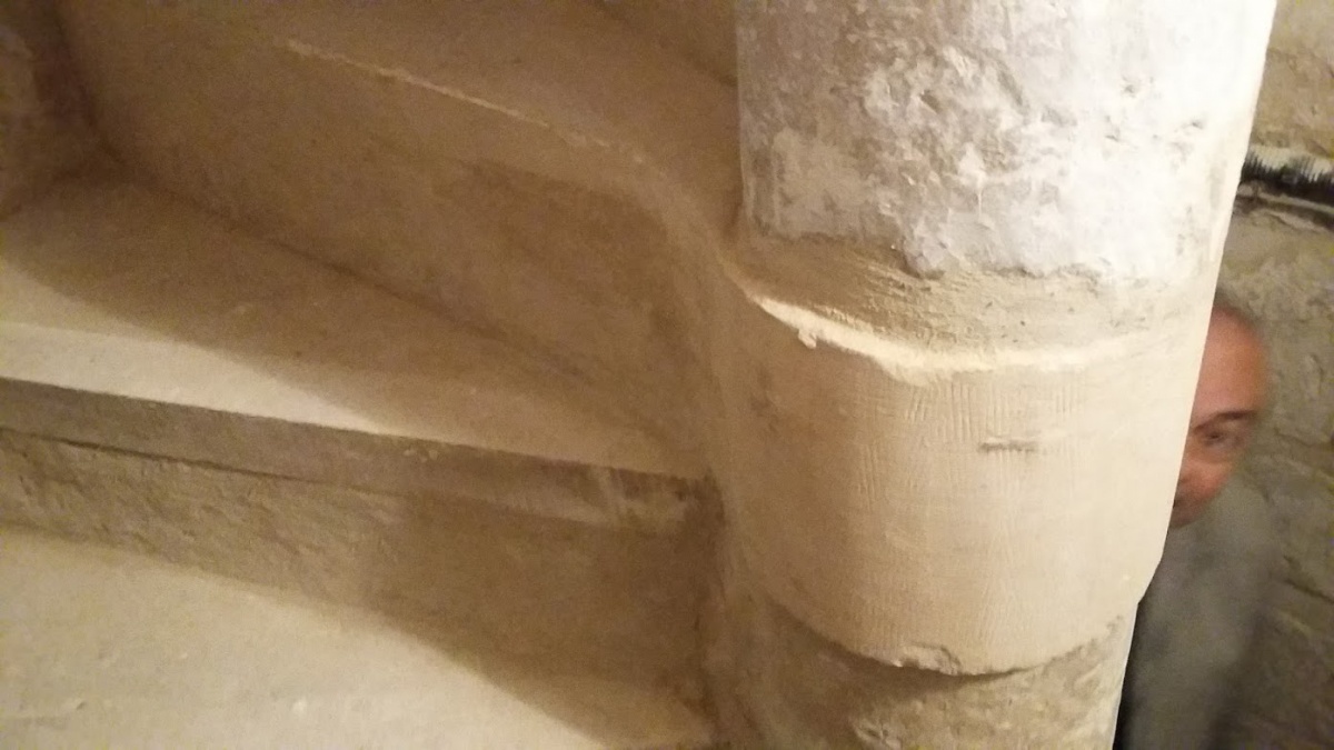 Restauration de l'�glise Saint Pierre : �pannelage marche en pierre