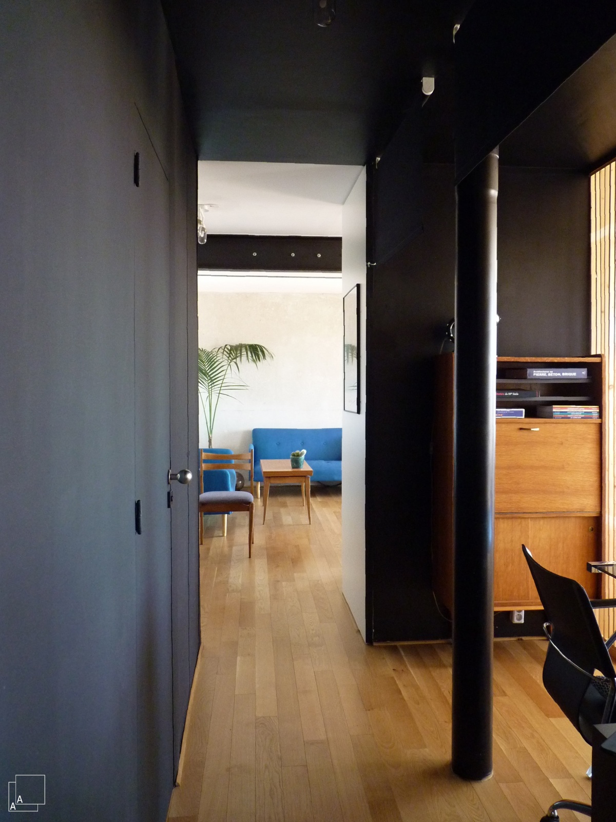 Transformation d�un appartement � la belle vue � : couloir-peinture-noir-marseille-azzaro-architecte-min-min.JPG
