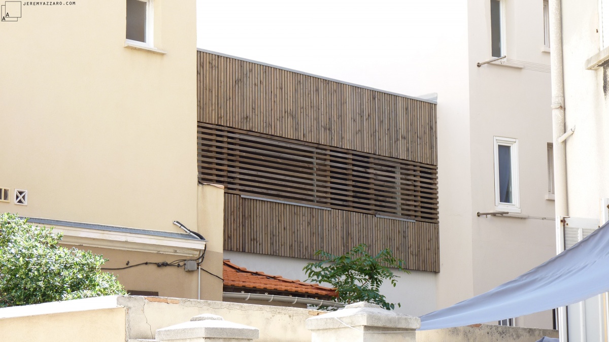 Sur�l�vation d�une maison de ville � les trois trios �