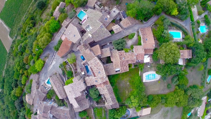 MAISON PROVENALE : Vue arienne du hameau