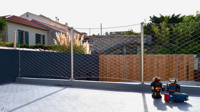 Recomposition int�rieure d�une maison marseillaise avec extension contemporaine : extension-contemporaine-villa-marseille-toiture-terrasse-gardecorps-filet-jolie-rouge-brocante-jeremy-azzaro-architecte